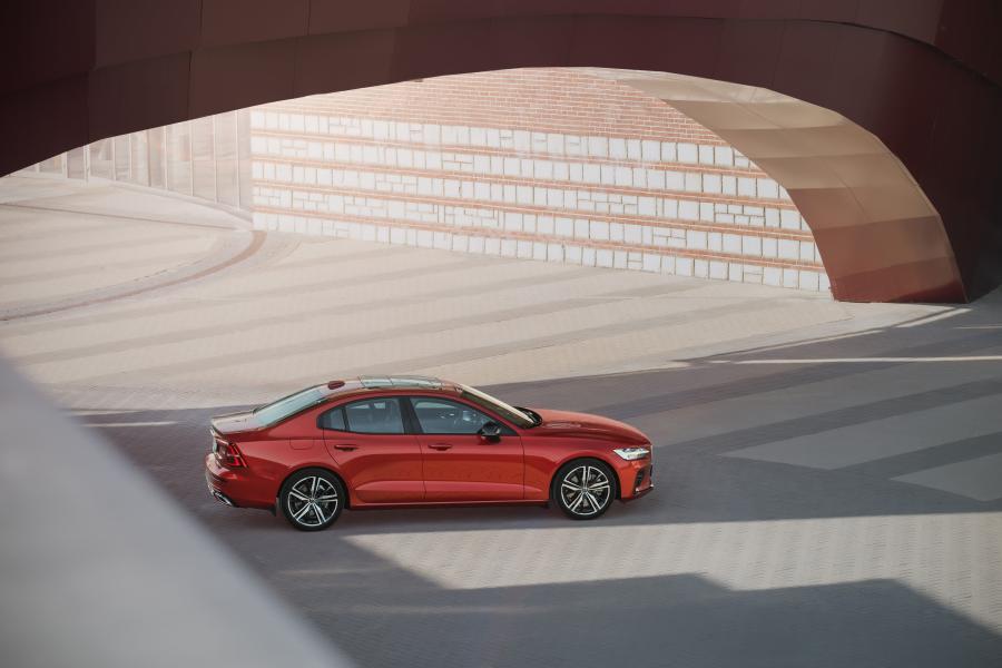  Volvo S60 T4 R-Design 2018 года  (WW) (фото 3 из 10)